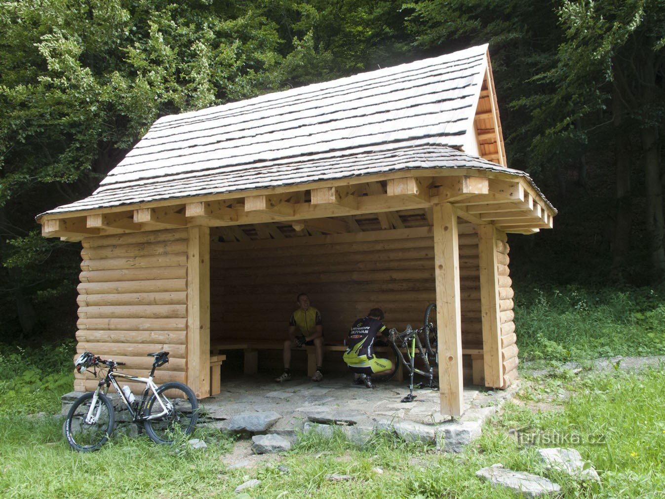 Nouveau hangar comme dépôt