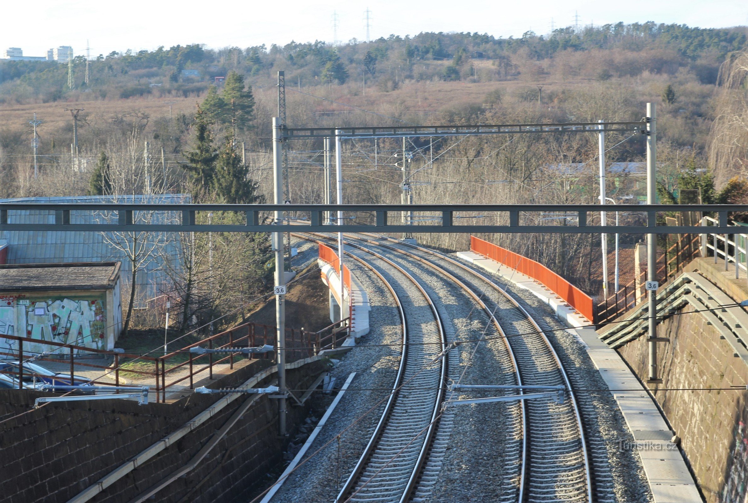 De nieuwe spoorbrug over de Fryčajova-straat