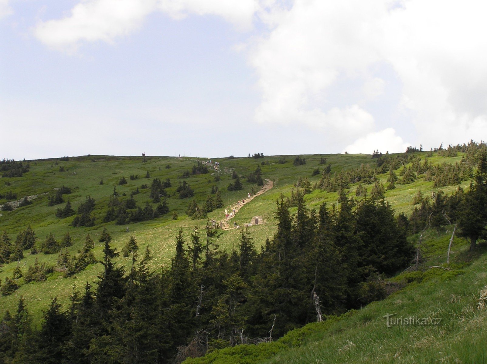 NPR Králický Sněžník - El borde superior del anfiteatro (caldero glacial) con el manantial de Morava