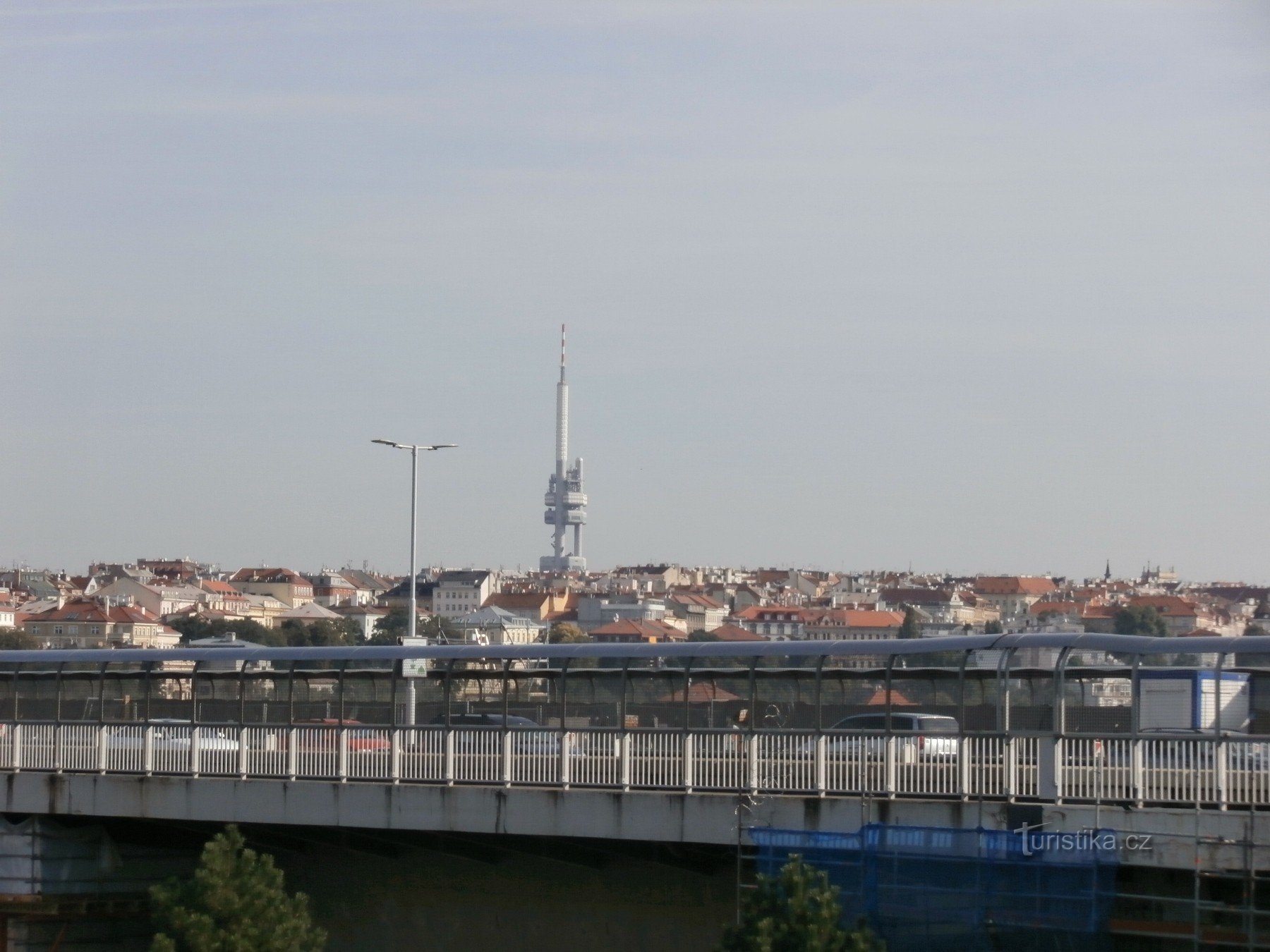 Nusel 橋と背景のジシュコフ送信機