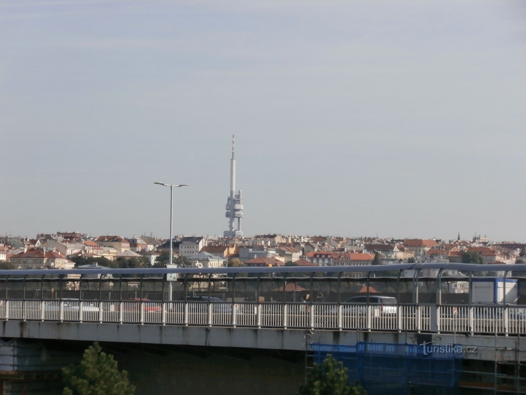 Podul Nusel și transmițătorul Žižkov în fundal