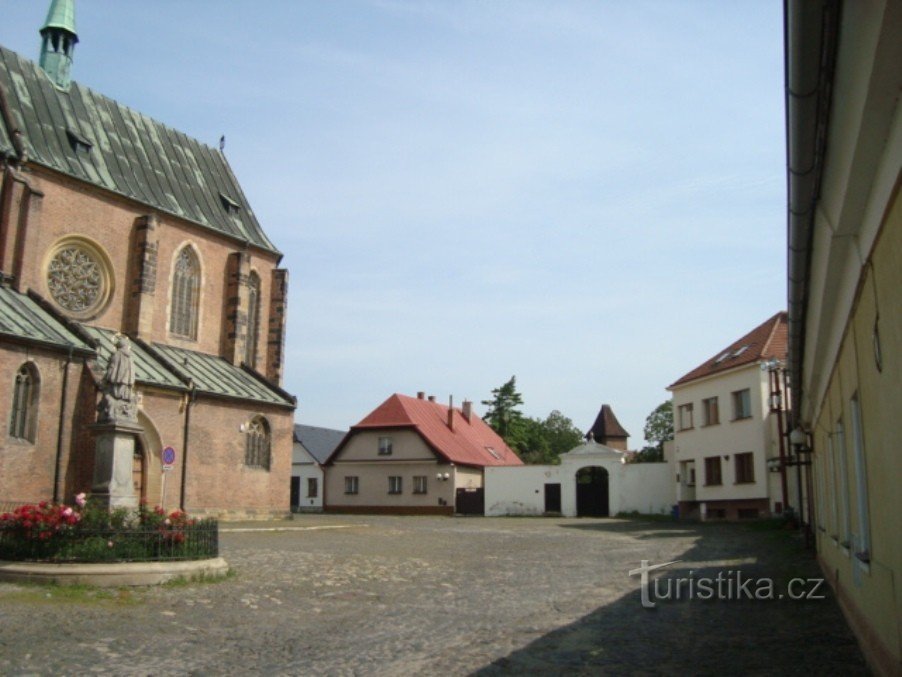 Nymburk-templom tér Szent Vojtěch szoborral-Fotó: Ulrych Mir.