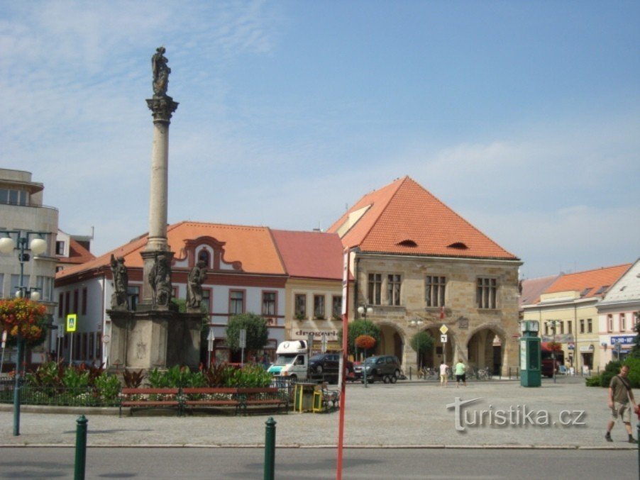 Plaza Nymburk-Přemyslovců-Columna mariana y antiguo ayuntamiento-Foto: Ulrych Mir.