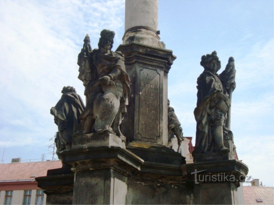 Площадь Нимбурка-Пшемысловца-Марианская колонна-статуя святых-Фото: Ульрих Мир.