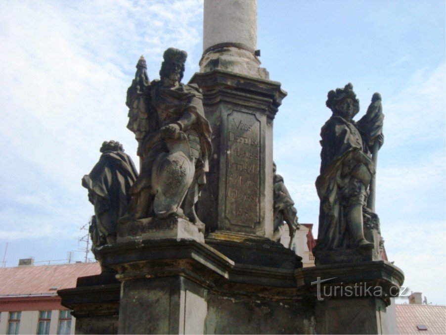 Nymburk-Přemyslovů Square-Columna mariana-estatua de santos-Foto: Ulrych Mir.