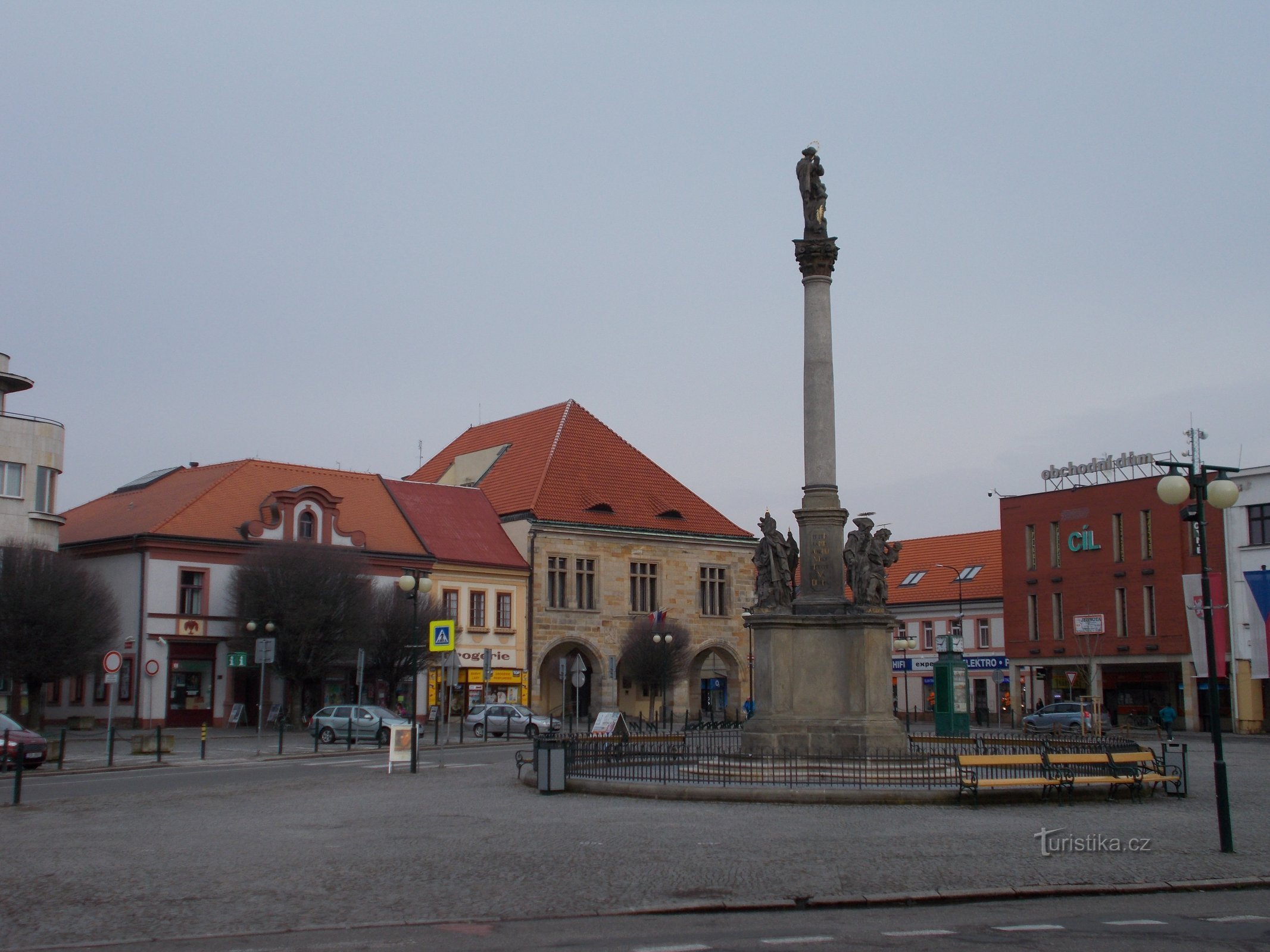 Nymburk náměstí Přemyslovců - Pestsäule mit Rathaus