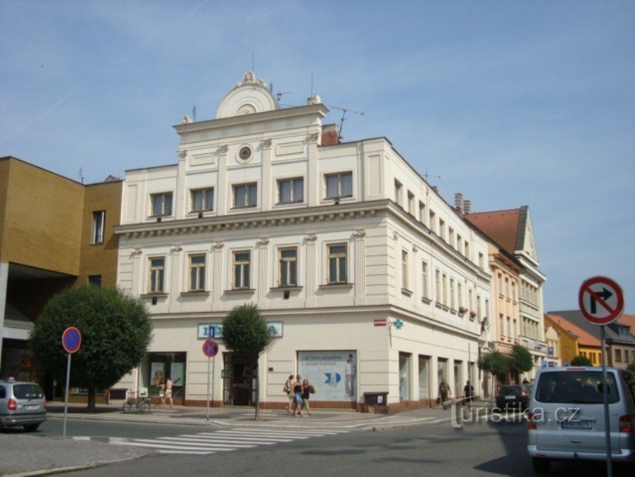 Nymburk-place Přemyslovců-palais Morzin de 1560-pharmacie-Photo : Ulrych Mir.