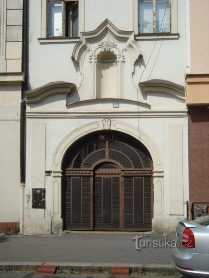 Nymburk-Přemyslovců-aukio-Morzin-palatsi vuodelta 1560, barokkityylinen apteekkiportaali-Kuva:U