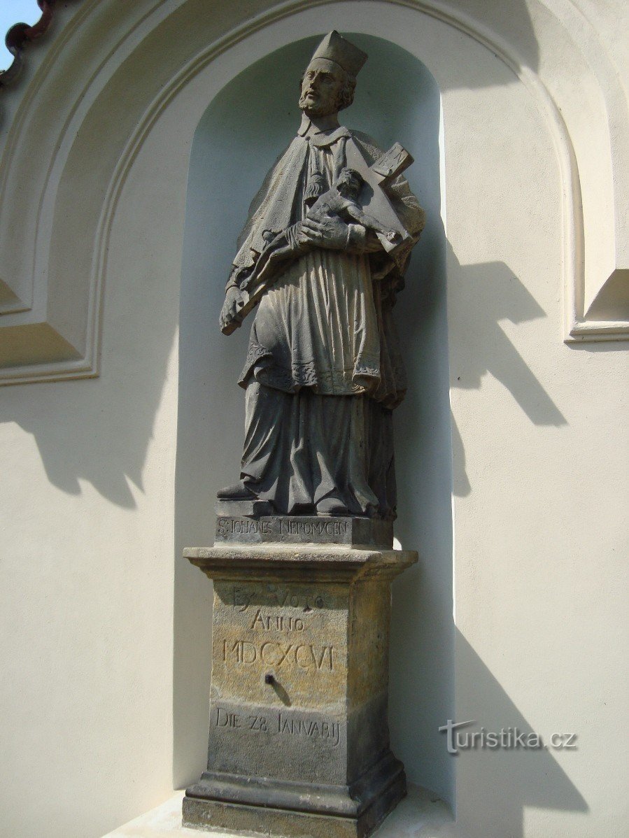 Нимбурк-статуя св. Иоанна Непомуцкого-Фото: Ульрих Мир.