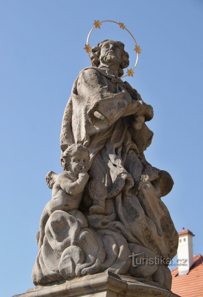 Nymburk - standbeeld van St. Johannes van Nepomuck op Kostelní náměstí