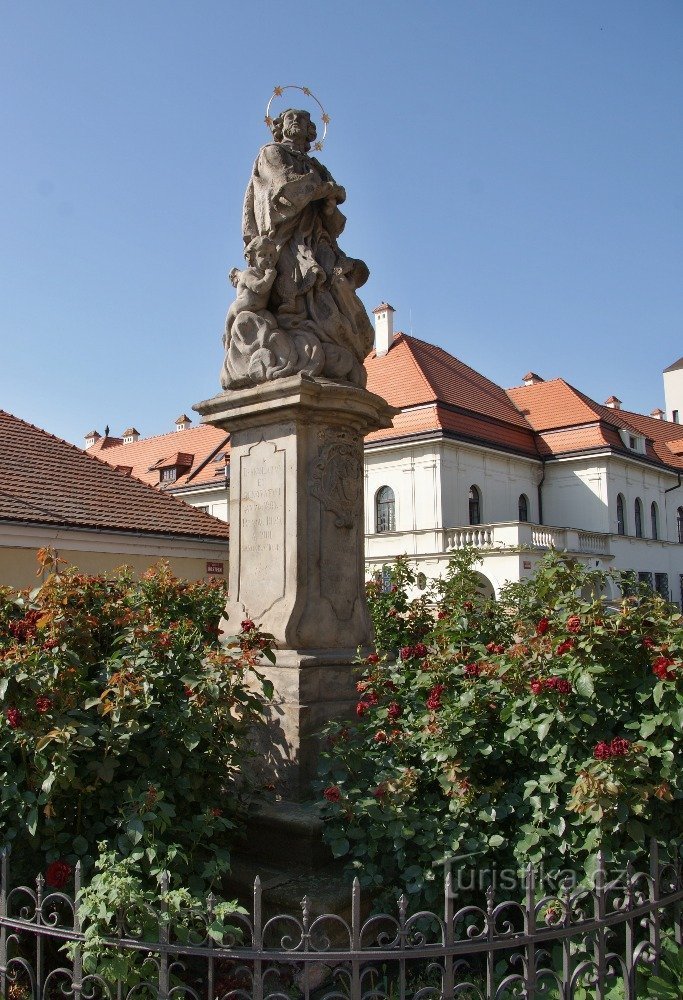 Nymburk – staty av St. Johannes av Nepomuck på Kostelní náměstí