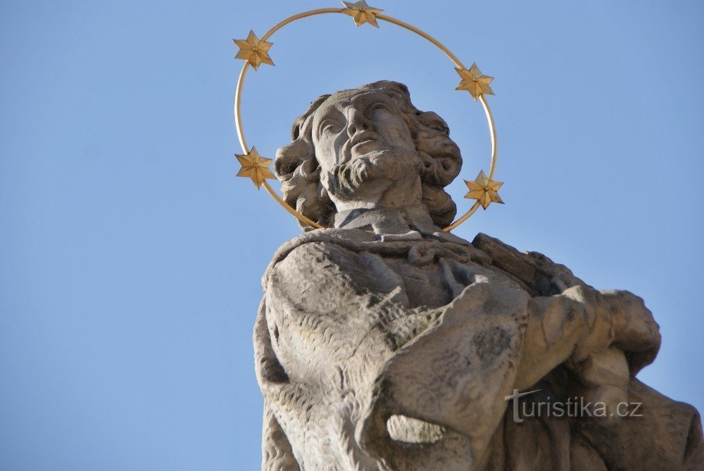 Nymburk - estatua de St. Juan de Nepomuco sobre Kostelní náměstí