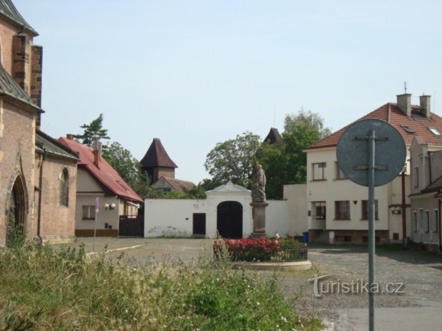 Nymburk - 教堂广场的东墙和 St. Vojtěch 雕像 - 照片：Ulrych Mir。