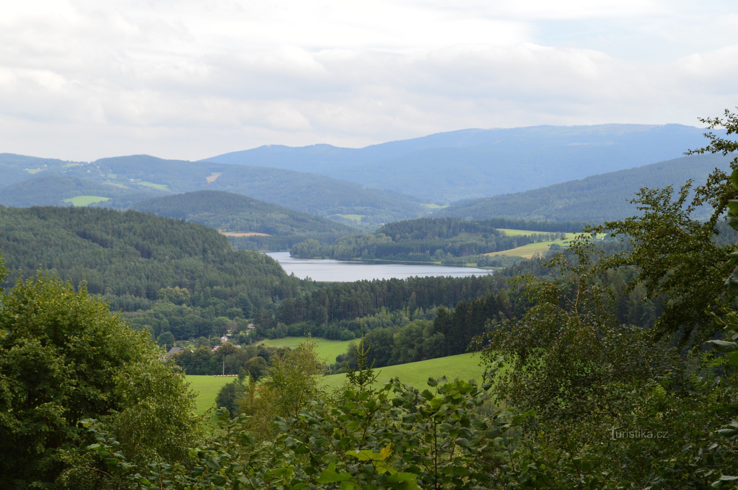 Nýr Dam und die Ruinen der Burg Pajrek