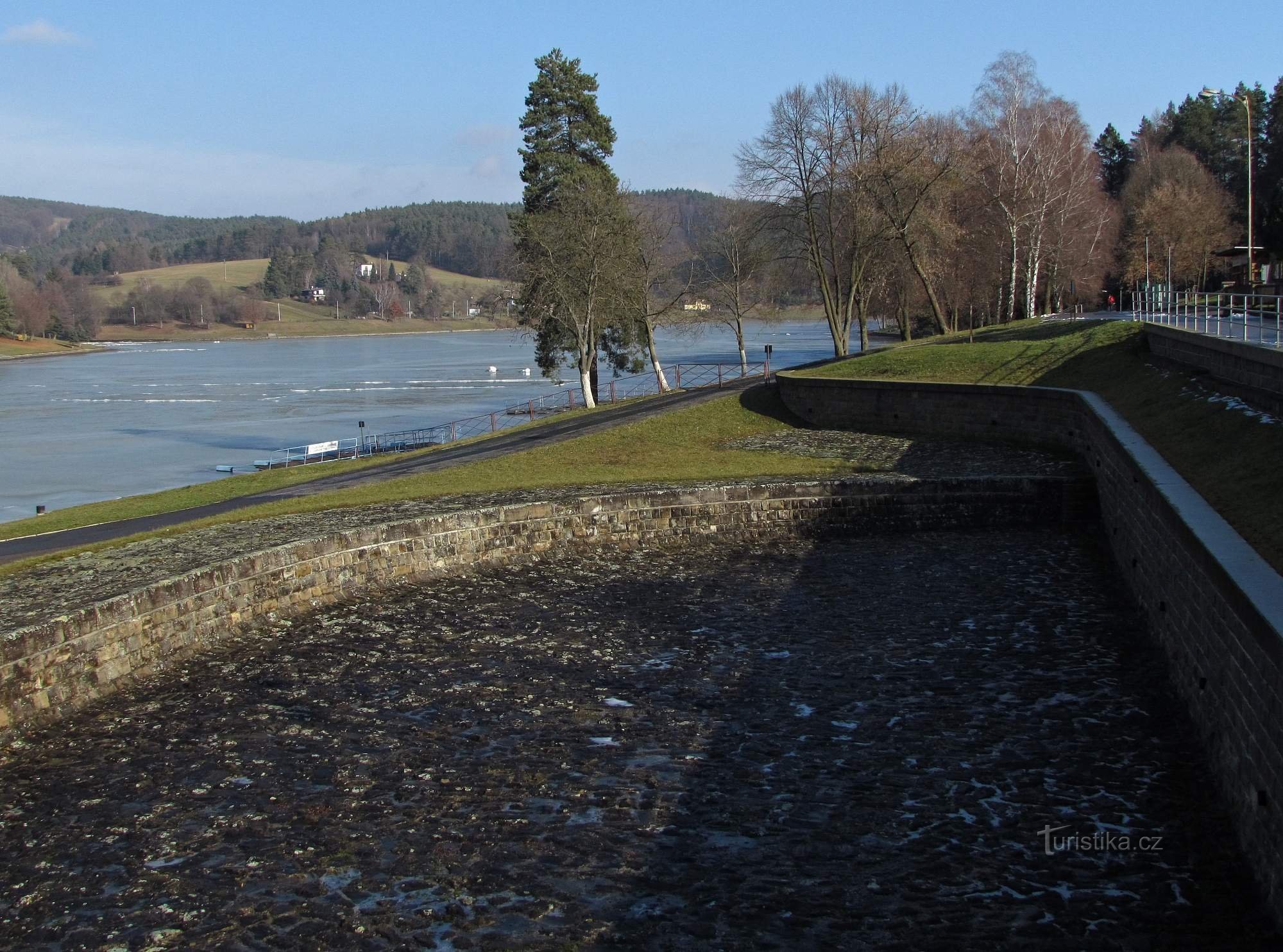 Über den Stausee Luhačovická