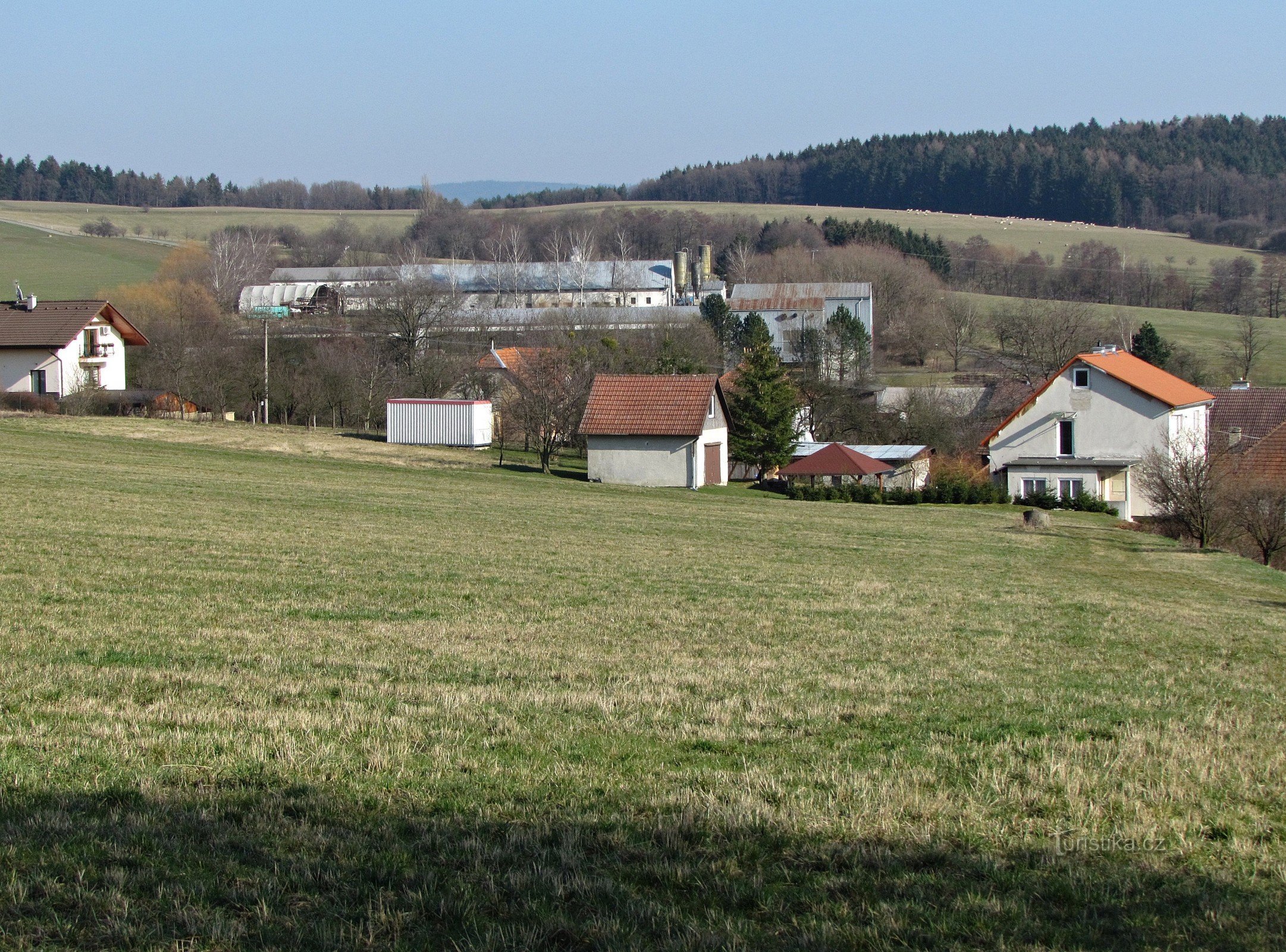 Over het dorp Raková