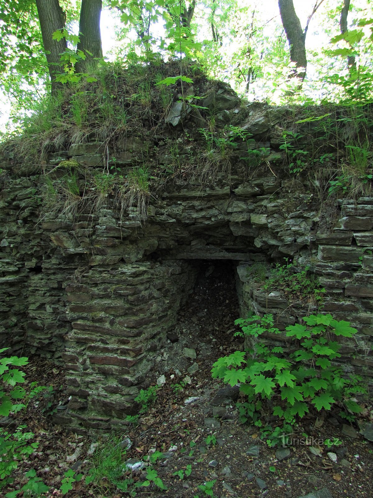 Über die Ruinen der Burg Drahotuš