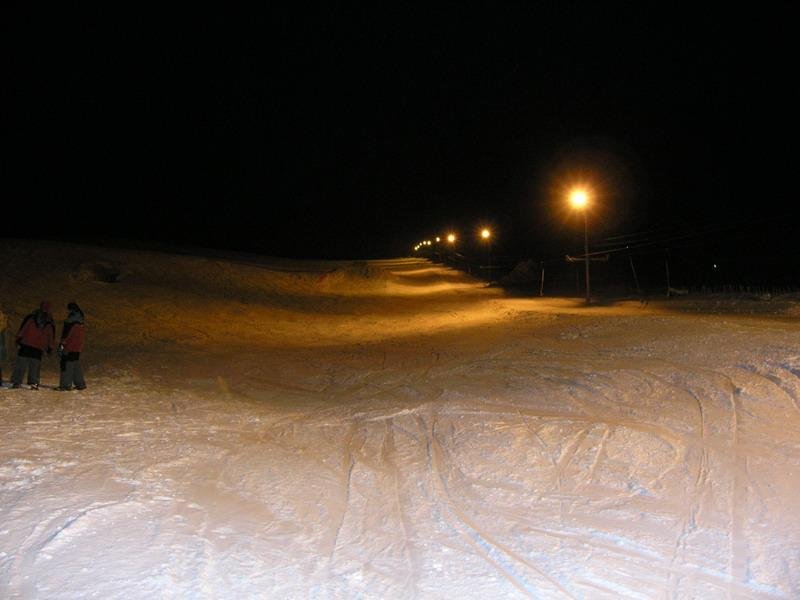 Une oasis de ski en soirée