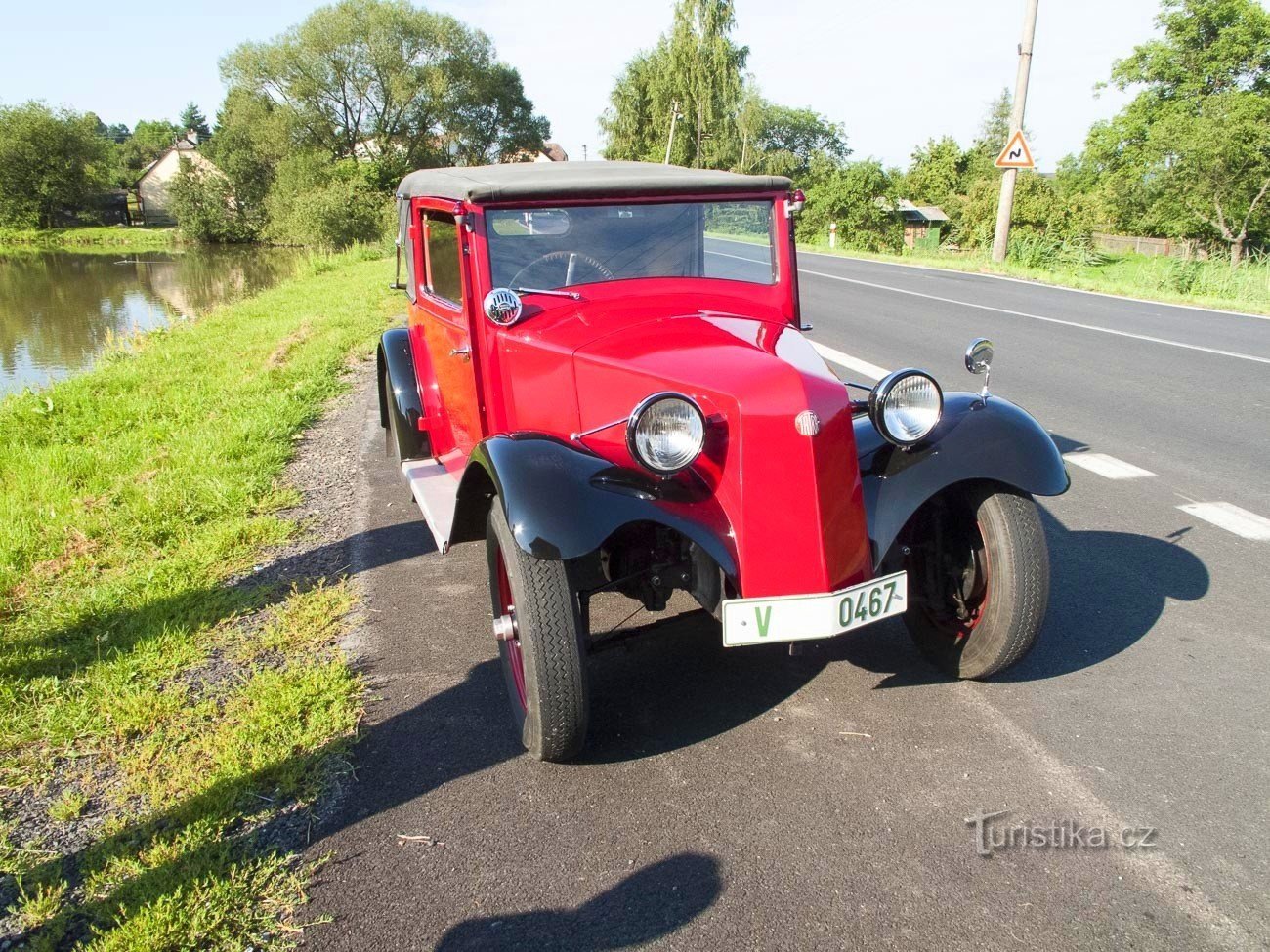 Parfois une vraie voiture passe