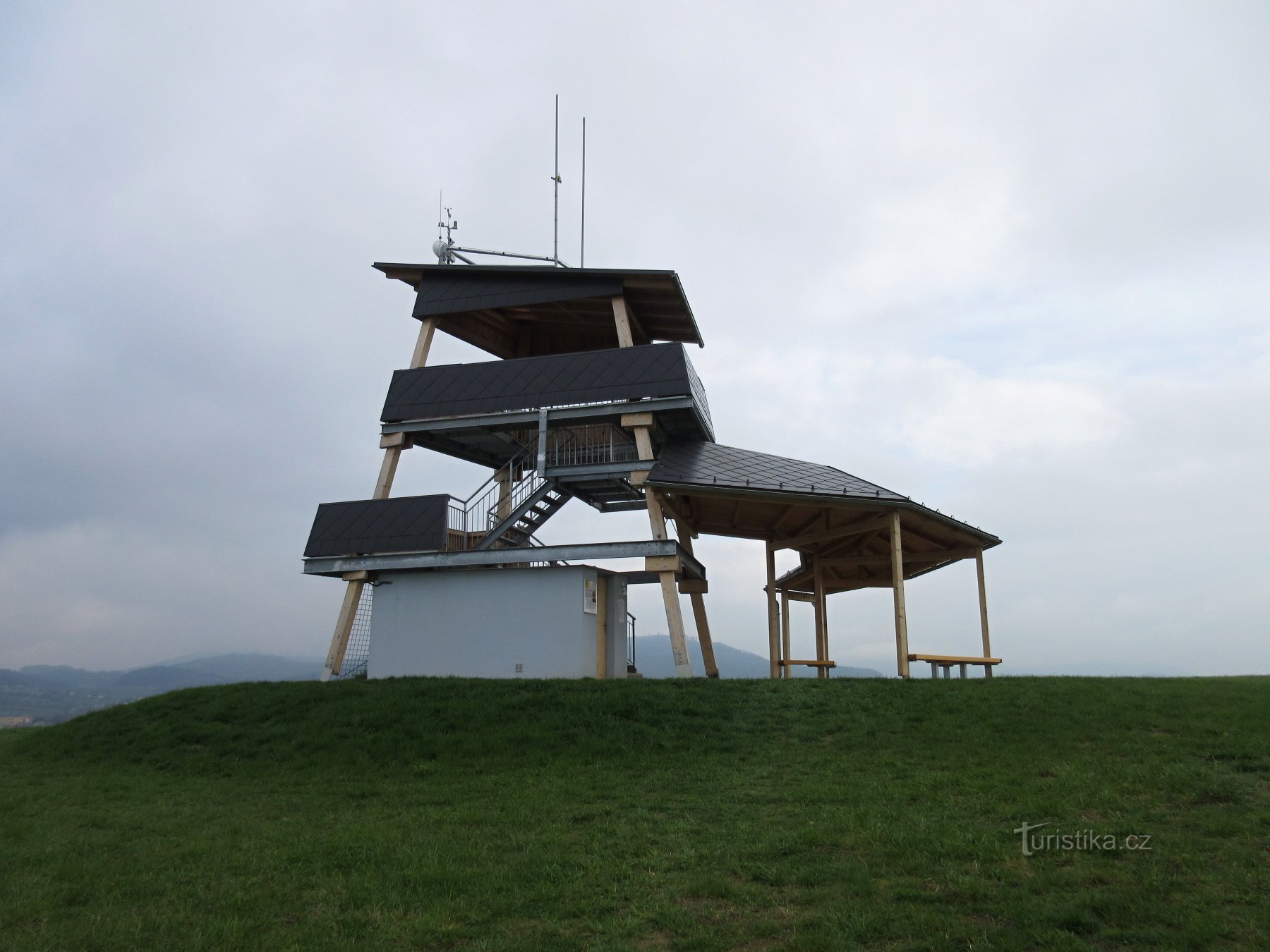 Χωριό Bludov, πύργος παρατήρησης Brusná και εκπαιδευτικό μονοπάτι Bludovská straň