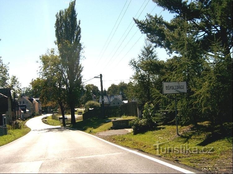dorp Děpoltovice: rijden vanuit het noordoosten