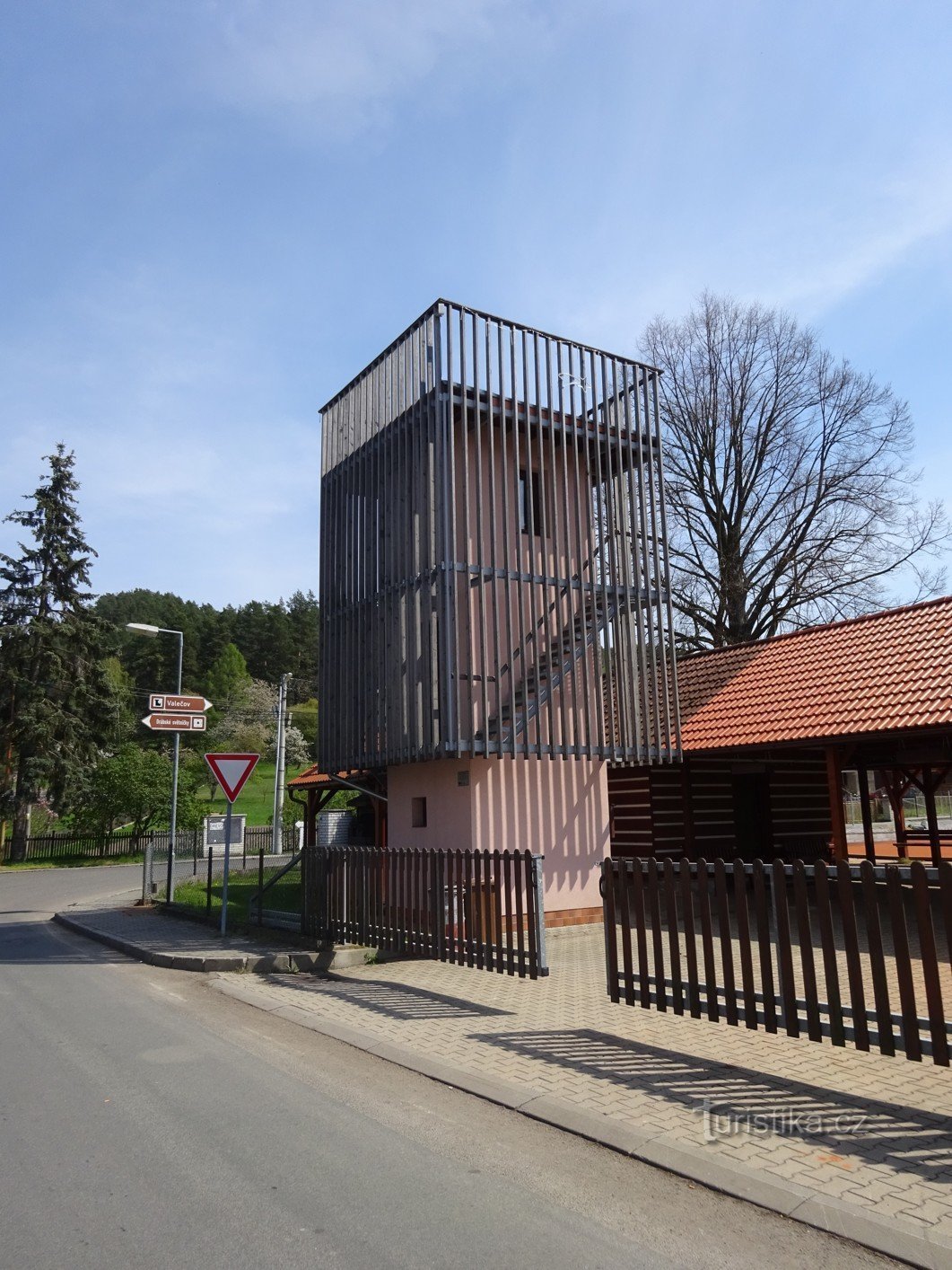 Le village de Dneboh et une tour d'observation intéressante