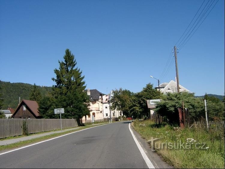 Landsbyen Hroznětín: landsbyen fra øst, fra vej nr. 221