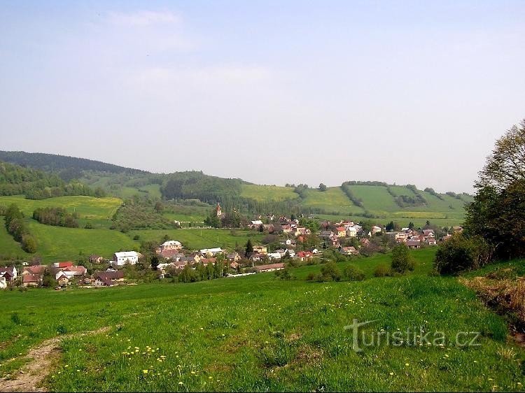 Obec Janov u Krnova: Pohled na obec a jejícentrální část s náměstím a kostelem, 