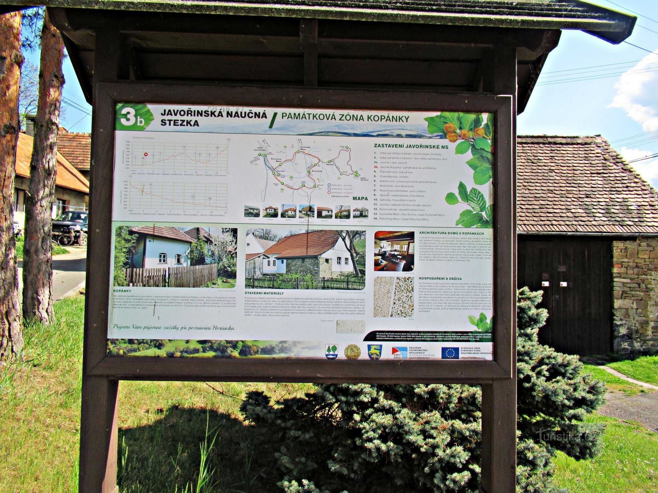 A aldeia de Javorník, casas pitorescas na área - Kopanky na aldeia de Javorník em Slovácko