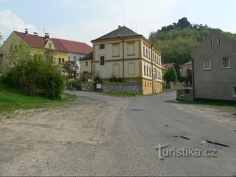 Village de Kamýk avec château