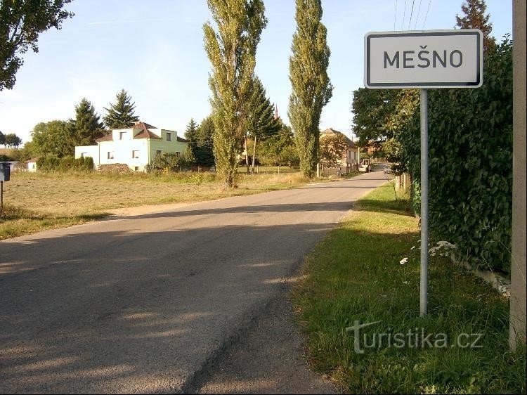 Das Dorf Mešno: das Dorf von der Südseite