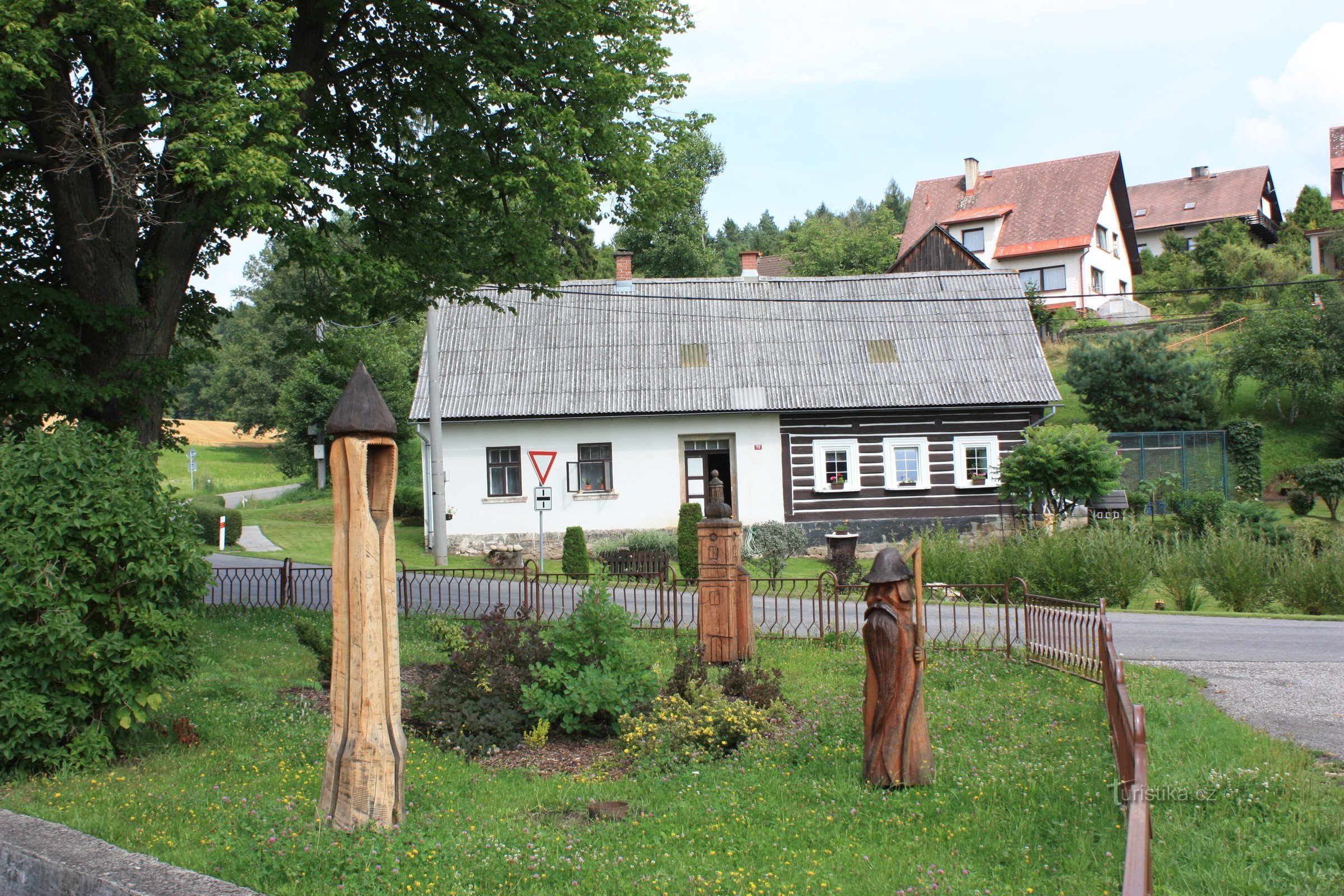 Het dorp Mříčná na Jilemnick en HOUTEN SCULPTUUR