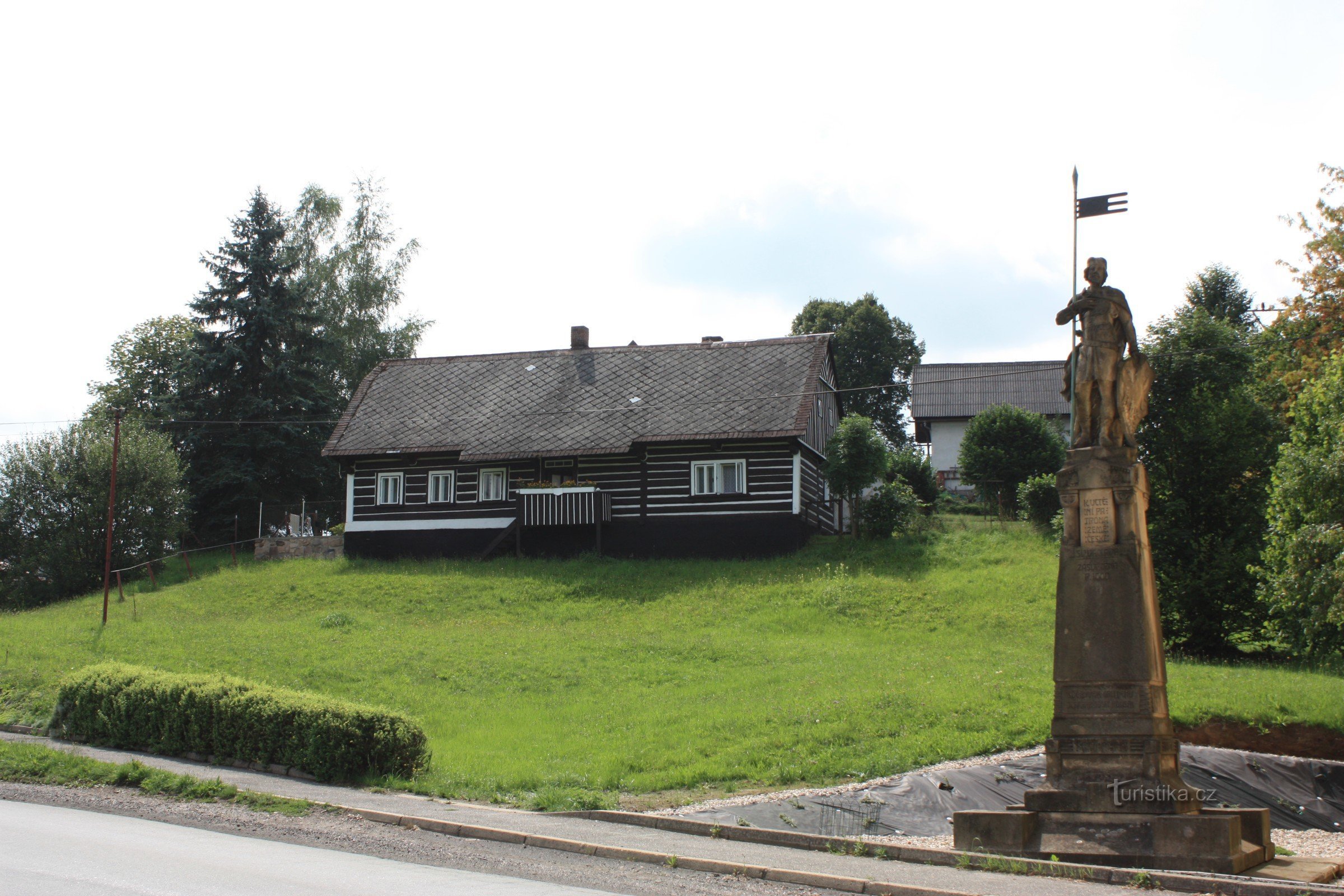 Dorf Mříčná na Jilemnick und HOLZSKULPTUR