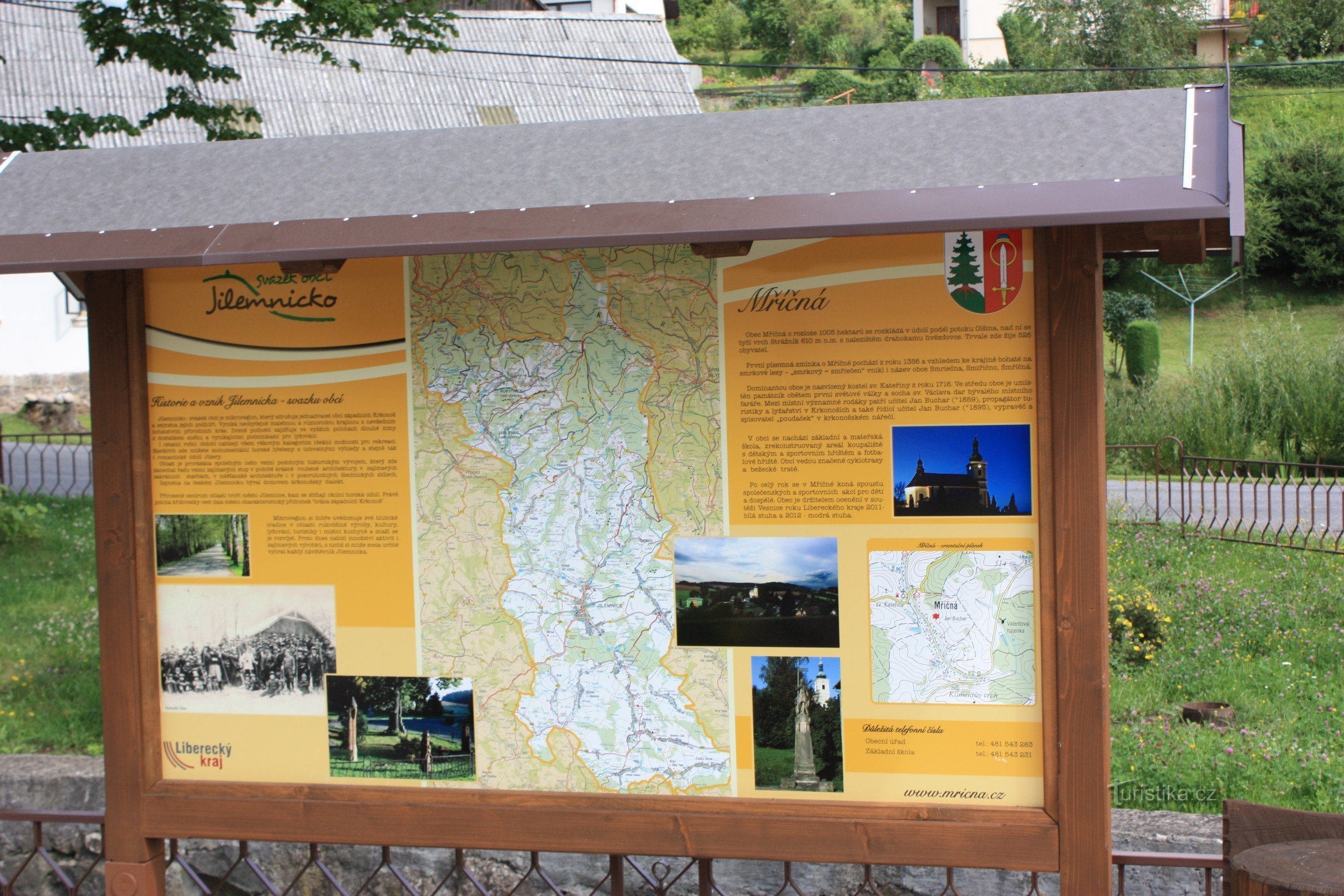 Dorf Mříčná na Jilemnick und HOLZSKULPTUR