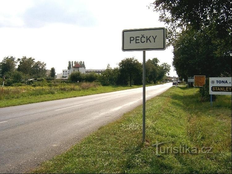 Satul Pečky: din nord, drumul nr. 329