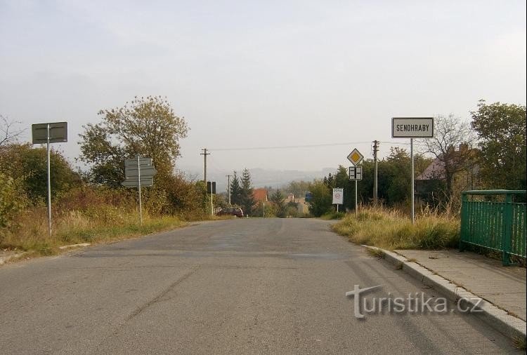 Το χωριό Senohraby: χωριό από τα δυτικά