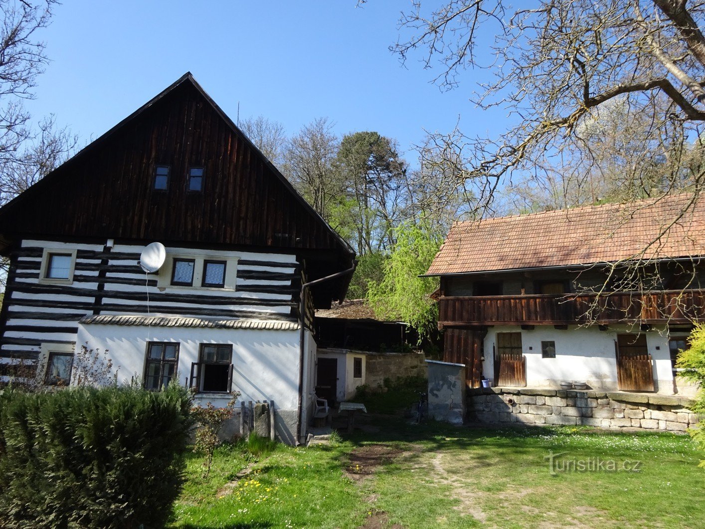 El pueblo de Střehom cerca de Dolní Bouzov y el molino de cuento de hadas