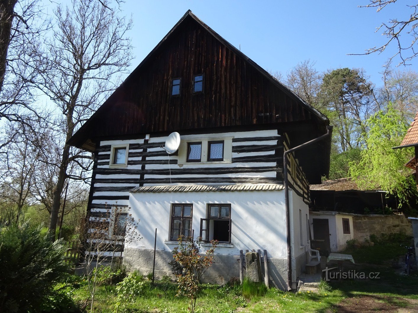 Dolní Bouzov 附近的 Střehom 村和童话般的磨坊