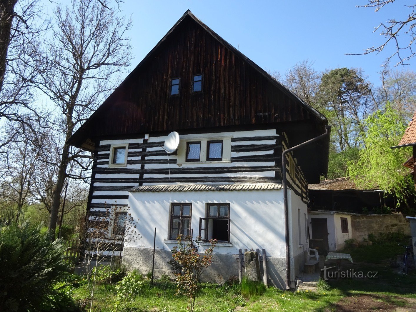 Het dorp Střehom bij Dolní Bouzov en de sprookjesachtige molen