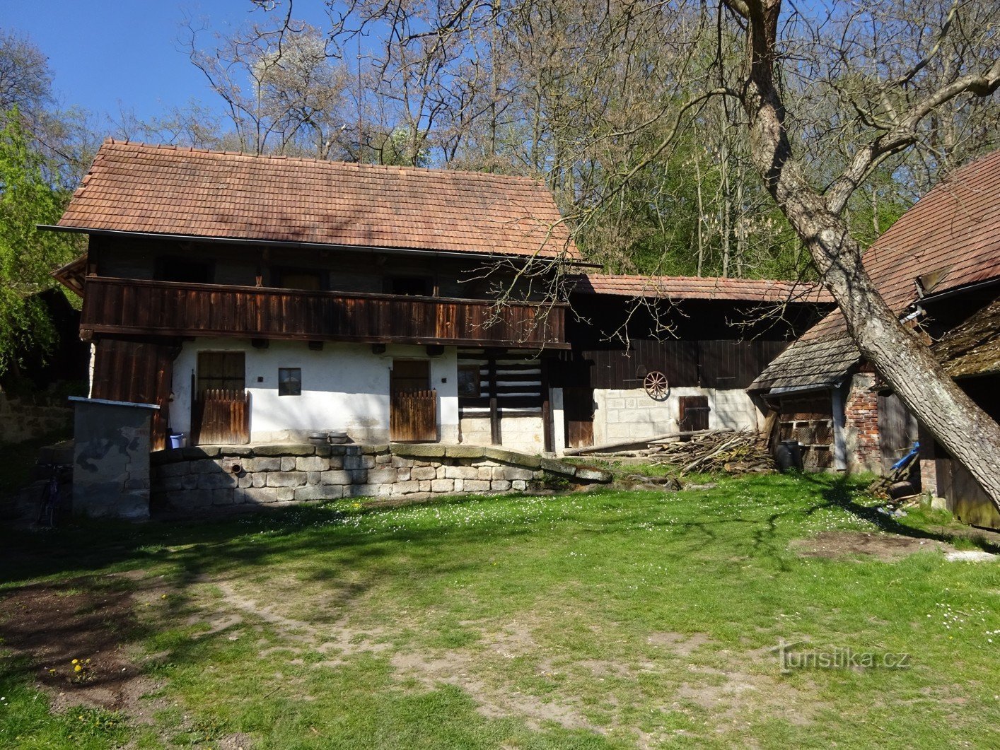 El pueblo de Střehom cerca de Dolní Bouzov y el molino de cuento de hadas