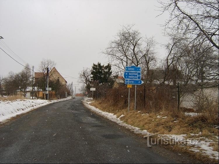 Le village de Svojetín depuis l'est : Les premières personnes se sont installées dans les environs du village déjà à une époque plus jeune