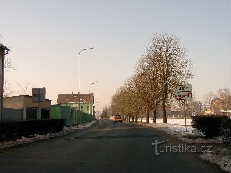 Dorp vanuit het oosten: In het oosten grenst het dorp Lenešice nauw aan het dorp Dobroměřice.