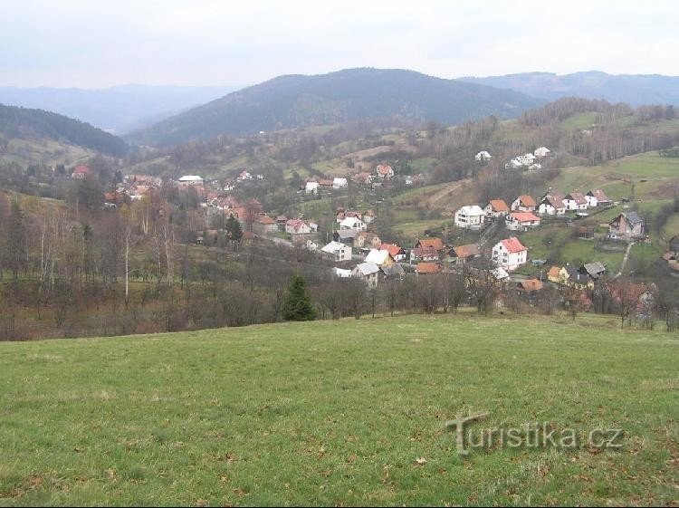 Zděchov 村：从高地看村庄