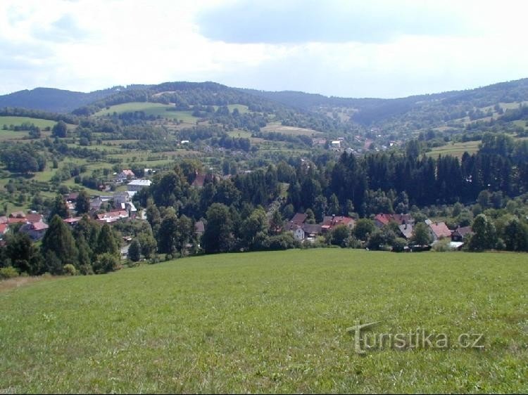 Das Dorf Zděchov: Blick auf das Dorf von Tanečnice