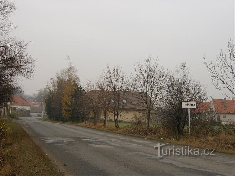 北東からの村: Chrášťany の村は、わずかに起伏のある風景の中にあり、農業が盛んです。