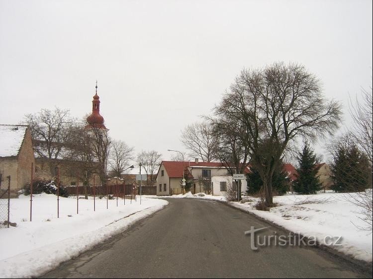 Wieś od północnego zachodu: Wieś widziana z drogi z Malenovic.