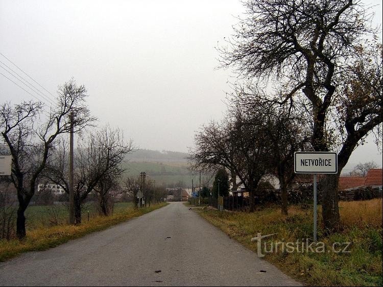 falu északról: Netvořice dokumentált fennállása alatt sok tulajdonosa volt, a semmiből