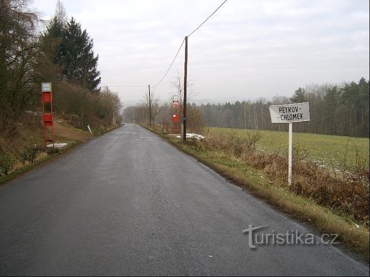 Landsby fra vest: Petrov fra vest, fra vej nr. 104, der fører fra Davle.