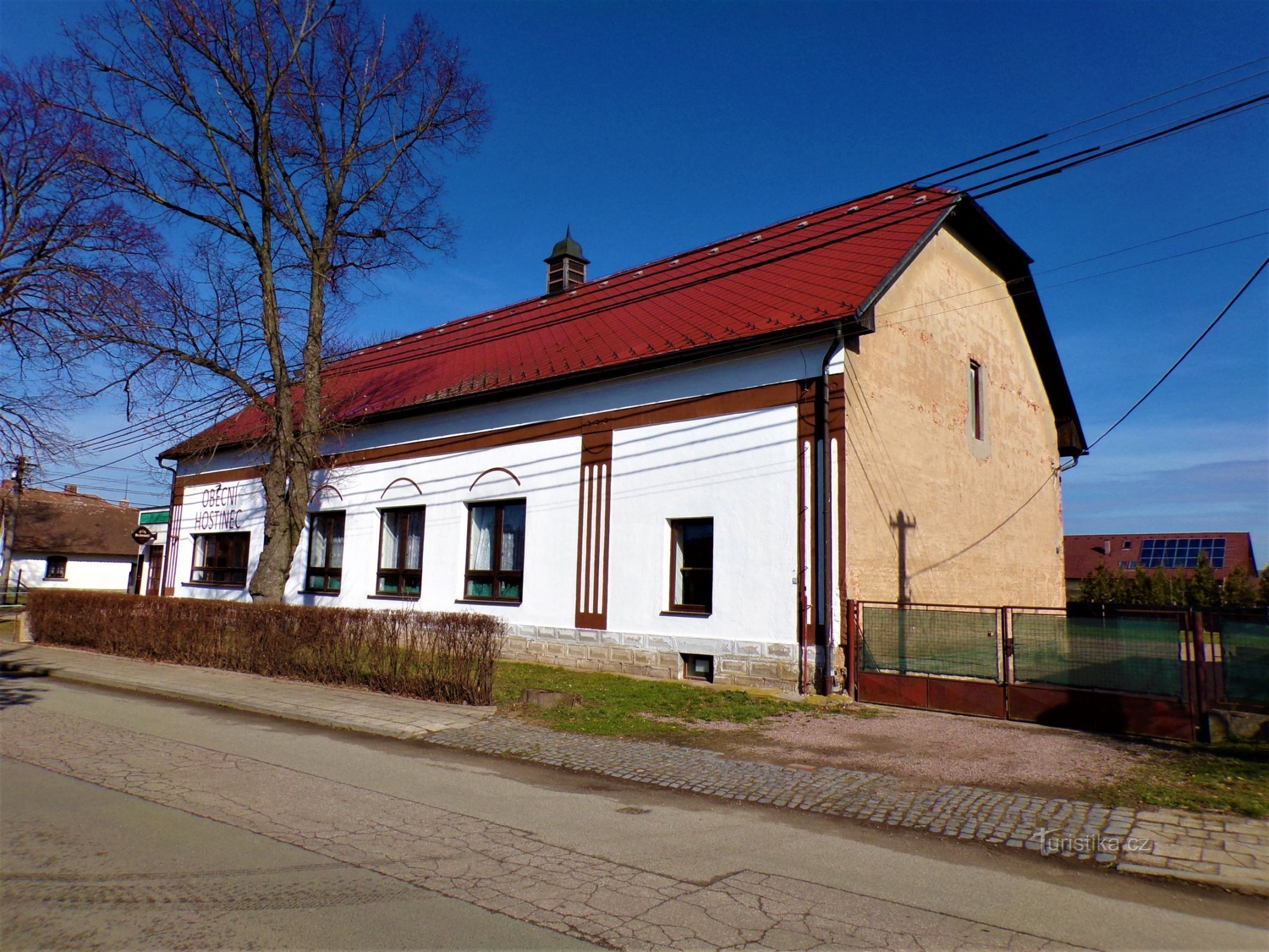 Obecní, dříve Zadrobilkův hostinec (Lhota pod Libčany, 30.3.2021)