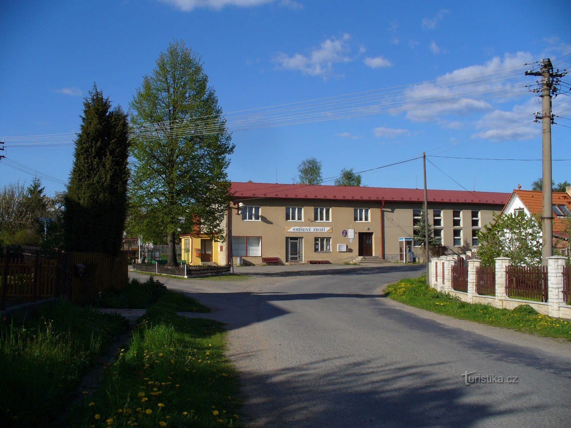 Bureau municipal, boutique, bibliothèque et halle